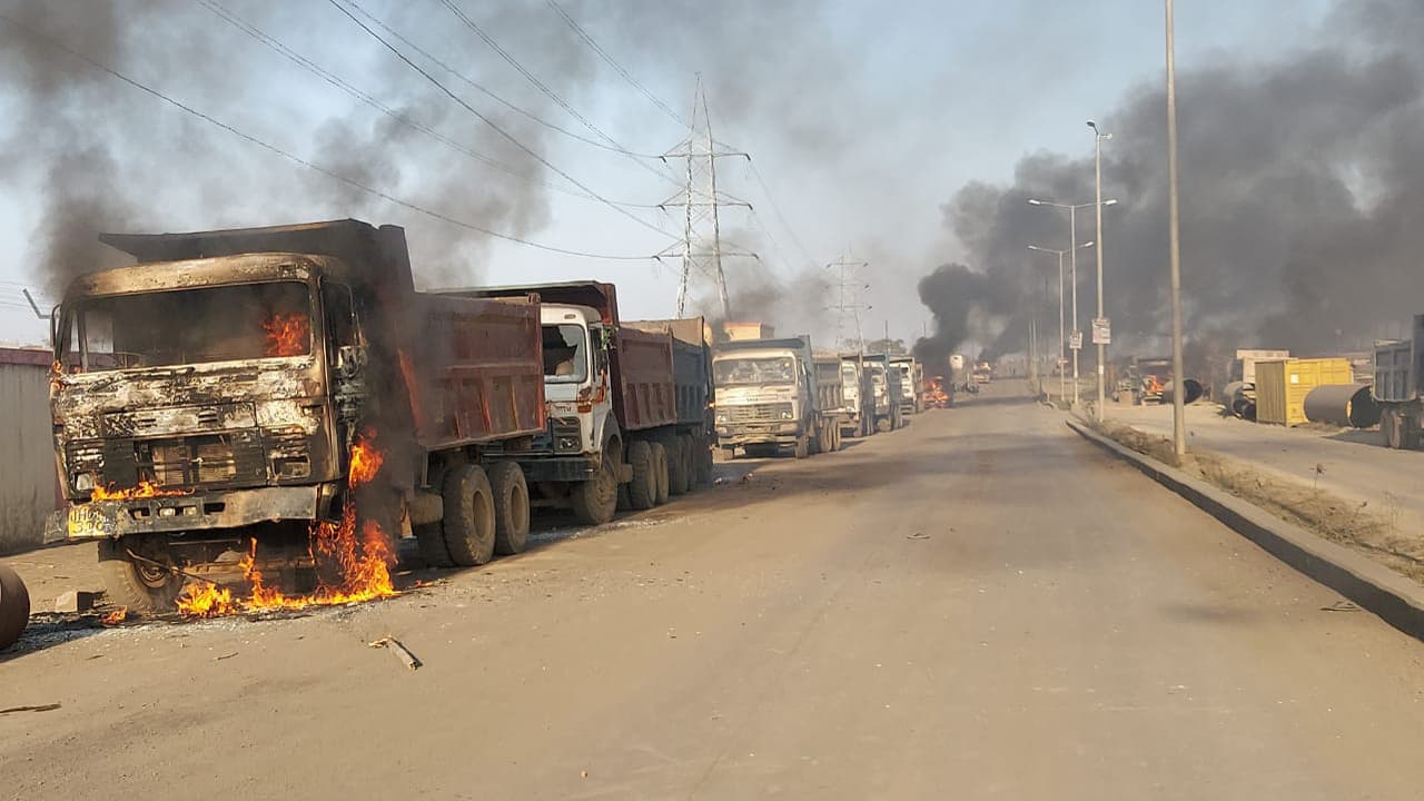 NTPC के खिलाफ चल रहा आंदोलन हुआ आक्रामक, पुलिस और आंदोलनकारियों में झड़प, दो दर्जन से अधिक वाहन फूंके गये