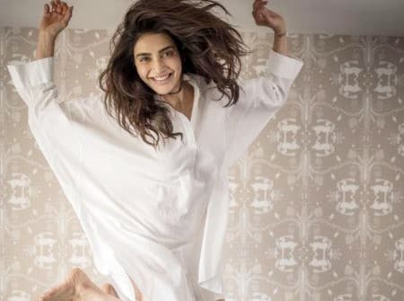 करिश्मा तन्ना ने लॉन्ग शर्ट पहनकर बेडरूम में कराया बोल्ड फोटोशूट, फैंस बोले- 'जरा बचके...'