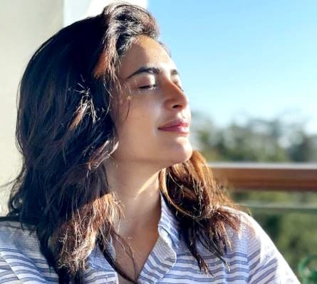 करिश्मा तन्ना ने लेटेस्ट फोटोशूट से फैंस को किया क्लीन बोल्ड, कमेंट में लिखा- 'धूप बहुत ठंडी है पर...'