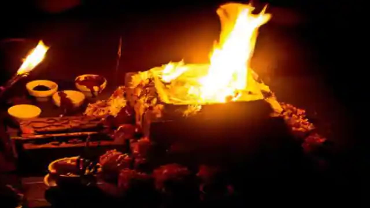 गुजरात: पति और पत्नी ने बलि देने के लिए अपना सिर काटा, पिछले एक साल से कर रहे थे पूजा