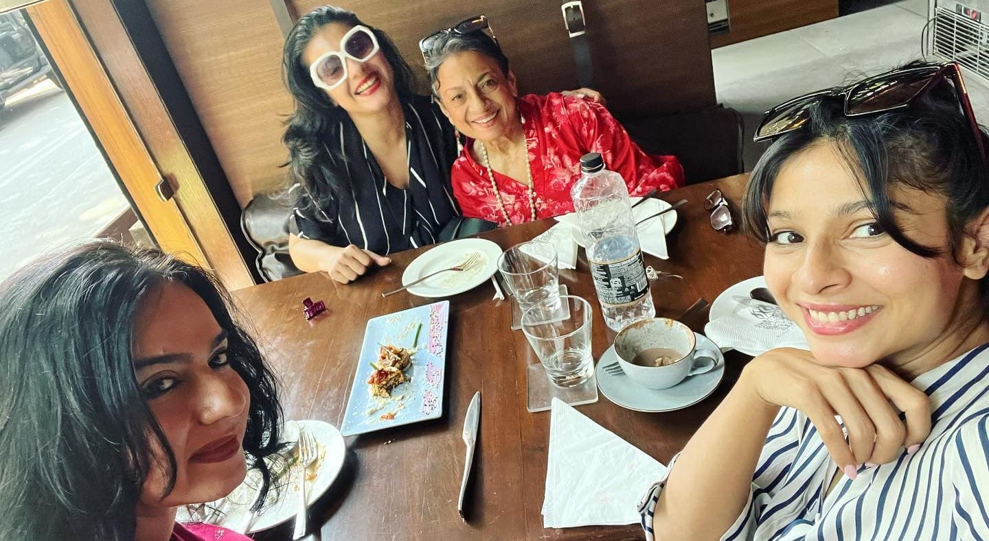 मां तनुजा और बहन तनीषा मुखर्जी के साथ ब्रंच डेट पर गई काजोल, तसवीरें देख फैंस बोले- सबकी स्माइल तो देखो