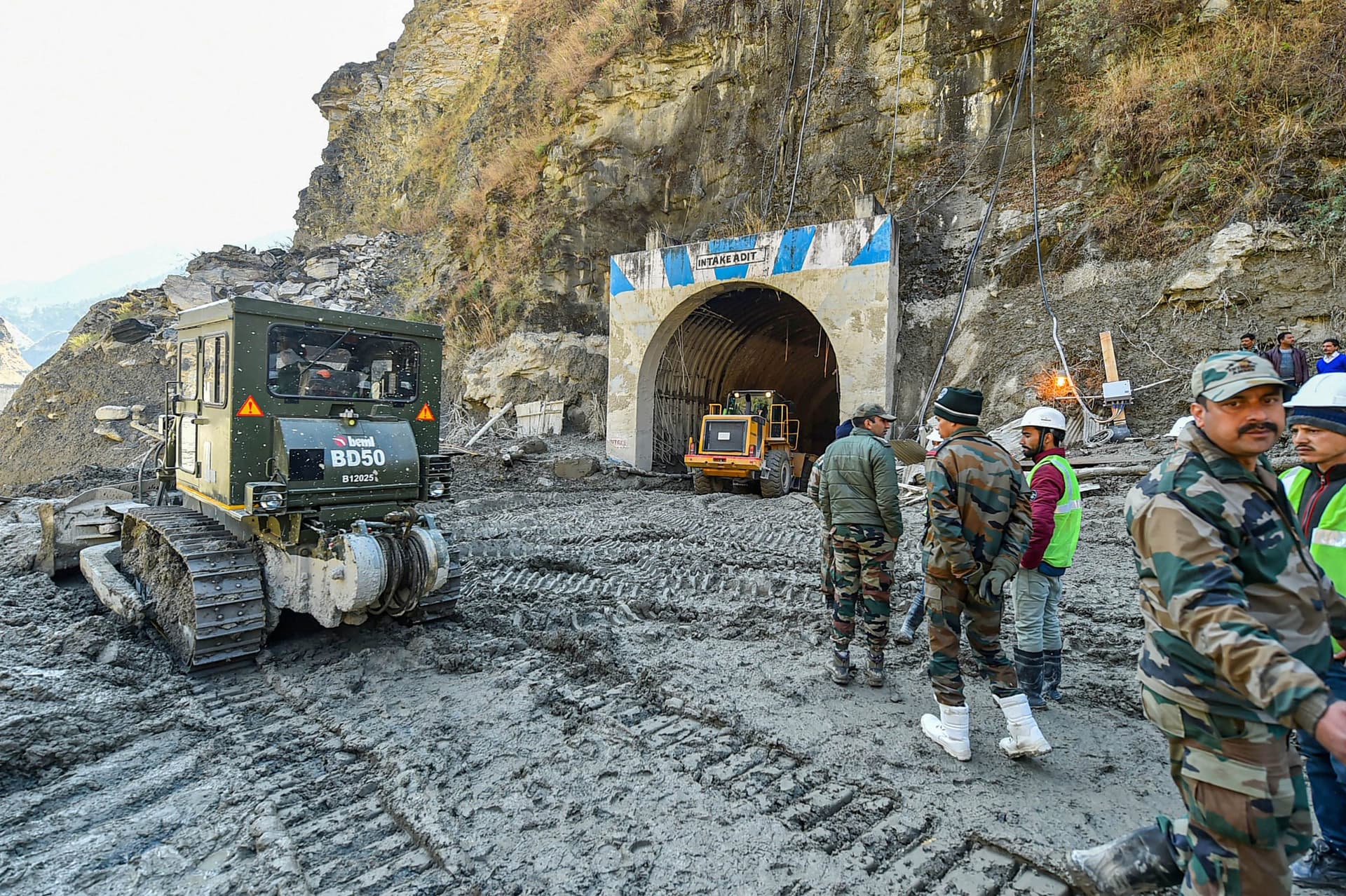 Uttarakhand news : धौलीगंगा नदी का मलबा बाधित कर रहा है बचाव कार्य,13 गांवों के लोगों से संपर्क टूटा, विस्तार से जानें कैसी है स्थिति