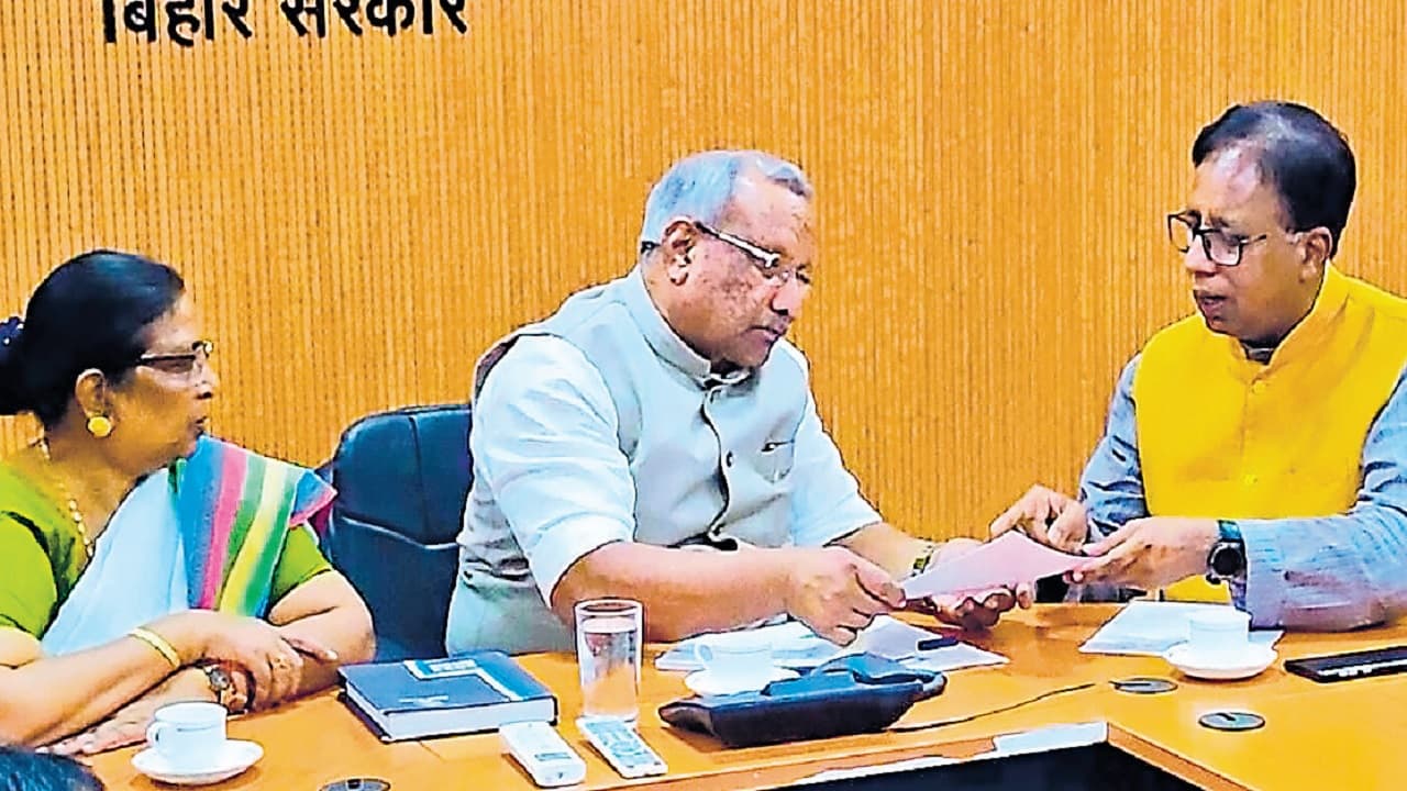 बिहार में सियासी हलचल तेज, उपमुख्यमंत्री के आवास पर देर रात तक चली बैठक, कांग्रेस प्रभारी भी पहुंचे पटना