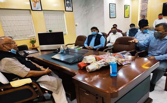 बड़े शहरों की जलजमाव समस्या और सौंदर्यीकरण है तारकिशोर प्रसाद की प्राथमिकता, नगर विकास व आवास विभाग में की बैठक