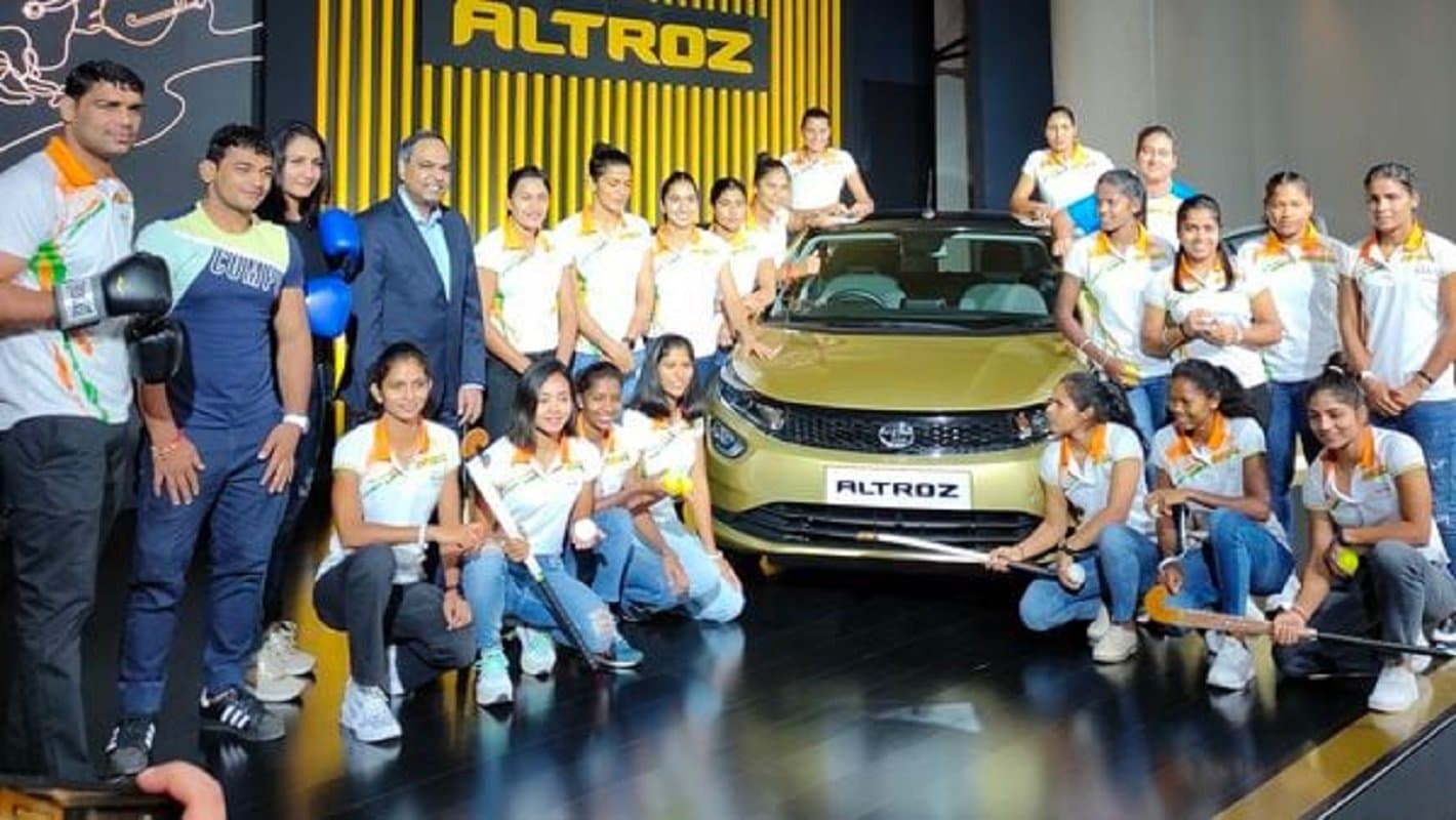 Tata Motors ने तोक्यो ओलिंपिक में ब्रोंज मेडल से चूके 24 एथलीट्स को दिये Tata Altroz
