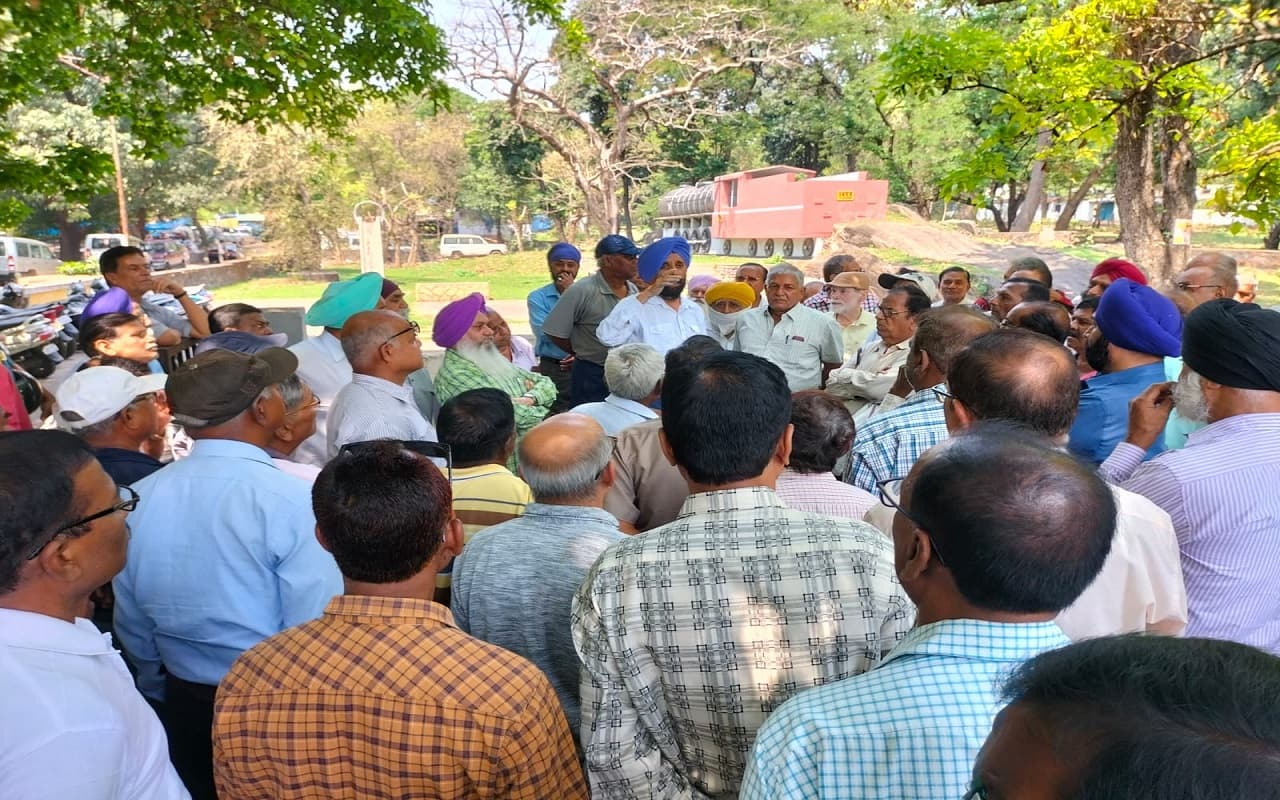 पेंशन की टेंशन : टाटा मोटर्स के सेवानिवृत्त कर्मी 3 मई को करेंगे भूख हड़ताल, प्लांट हेड के नाम सौंपा ज्ञापन