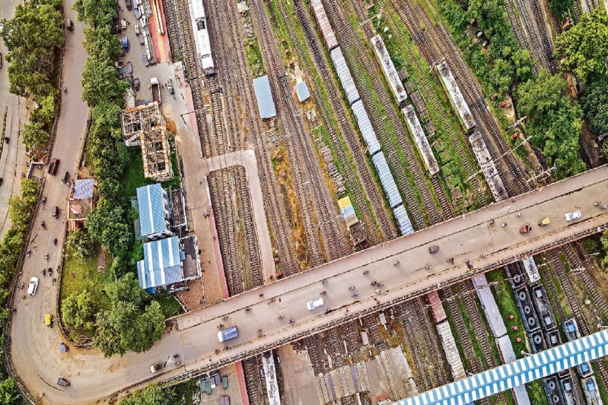 टाटानगर रेलवे स्टेशन पुल से जुगसलाई की तरफ उतरने वाली सड़क की स्थिति जर्जर, हर दिन गिरकर घायल हो रहे लोग