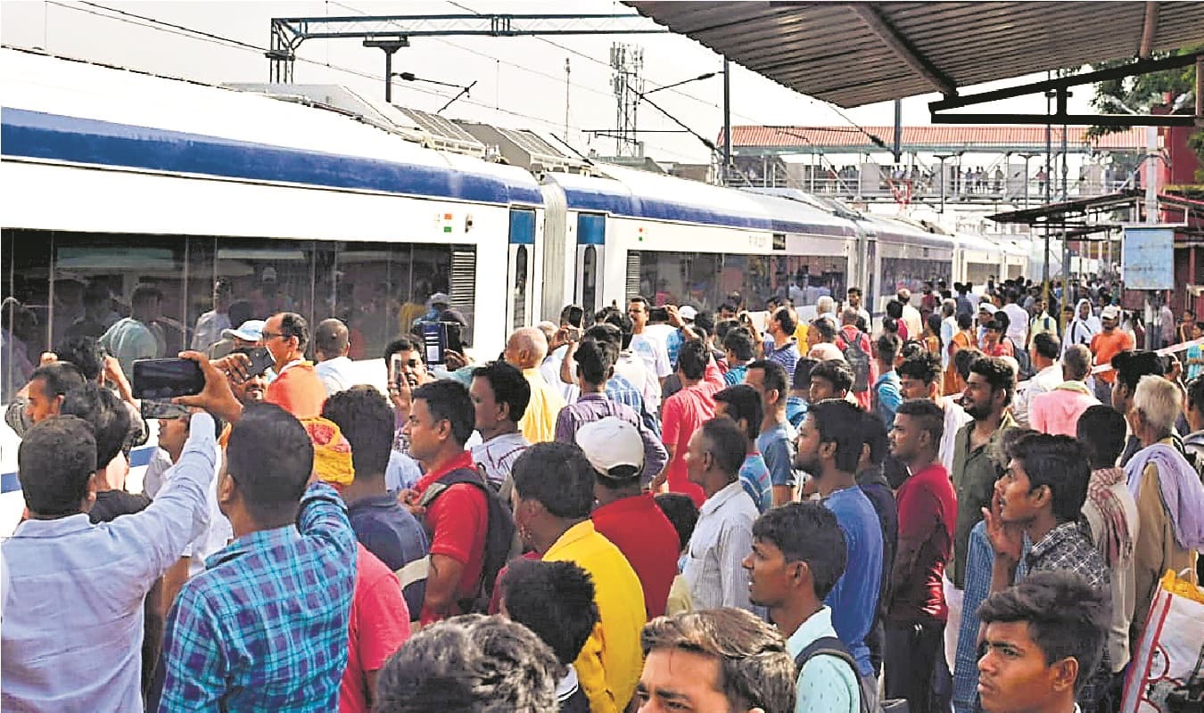 वंदे भारत एक्सप्रेस ने 35 मिनट में तय की पटना से जहानाबाद की दूरी, सेल्फी लेने वालों की लगी रही भीड़