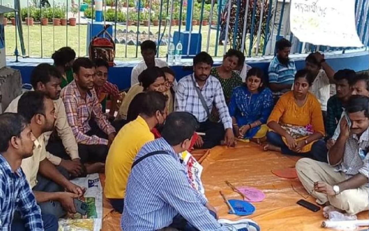पश्चिम बंगाल शिक्षक भर्ती मामले में नौकरी के लिए दुर्गा पूजा के दौरान अभ्यर्थियों का प्रदर्शन जारी