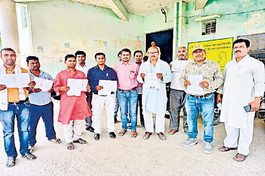 समस्तीपुर में माध्यमिक, उच्च माध्यमिक शिक्षकों के बकाया भुगतान में अनियमितता, डीपीओ से की मुलाकात