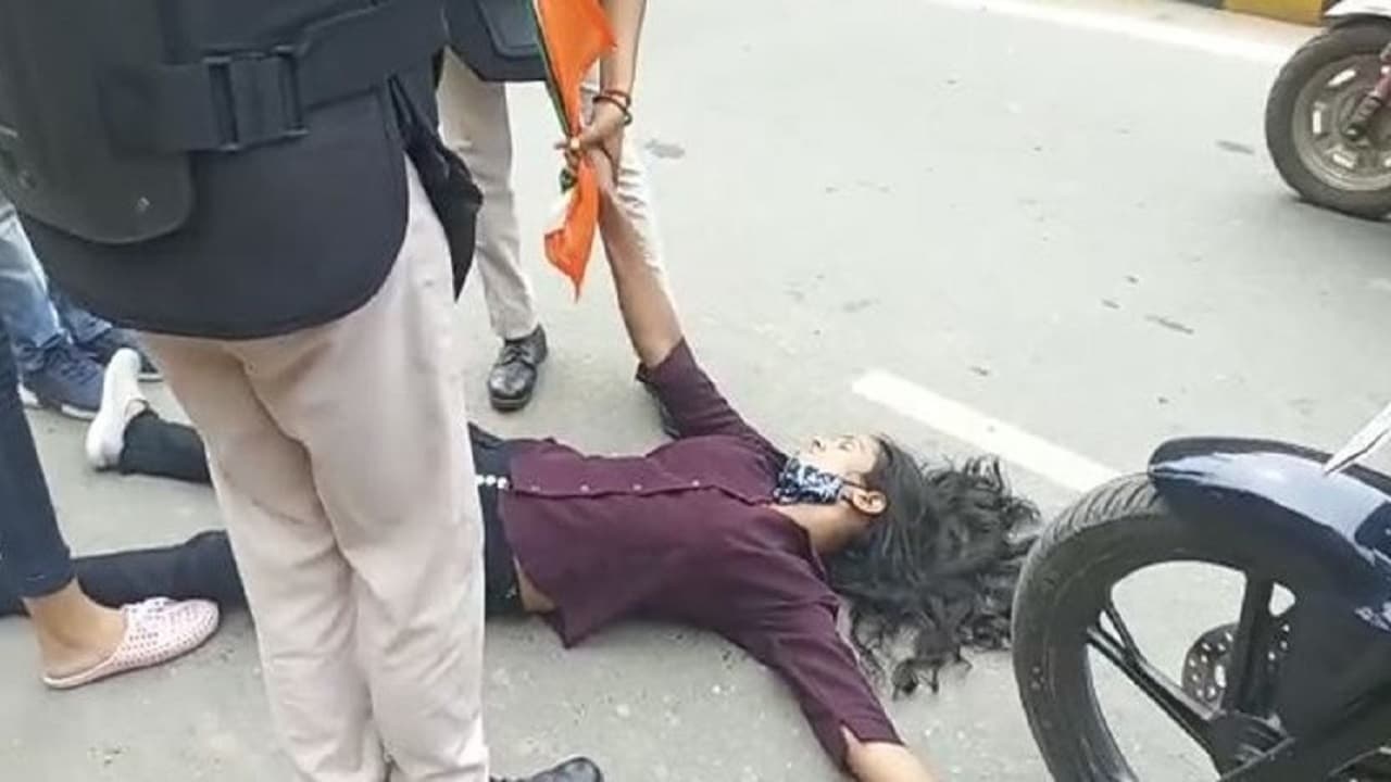 बिहार शिक्षक अभ्यर्थियों पर पुलिस ने  फिर किया लाठीचार्ज,जल्द बहाली के लिए राजभवन का करने जा रहे थे घेराव