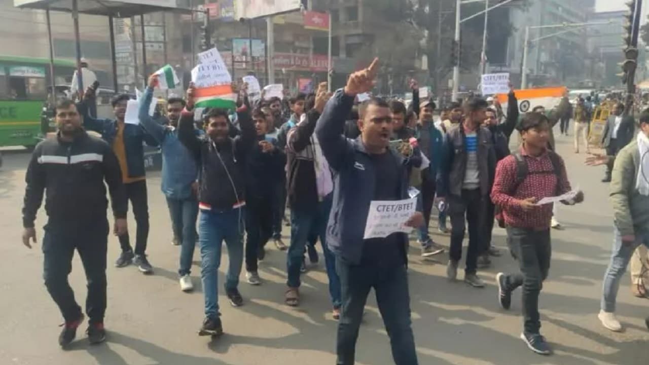 पटना में BTET-CTET पास अभ्यर्थियों ने डाक बंगाला चौराहा किया जाम, बड़ी संख्या में पुलिस बल तैनात