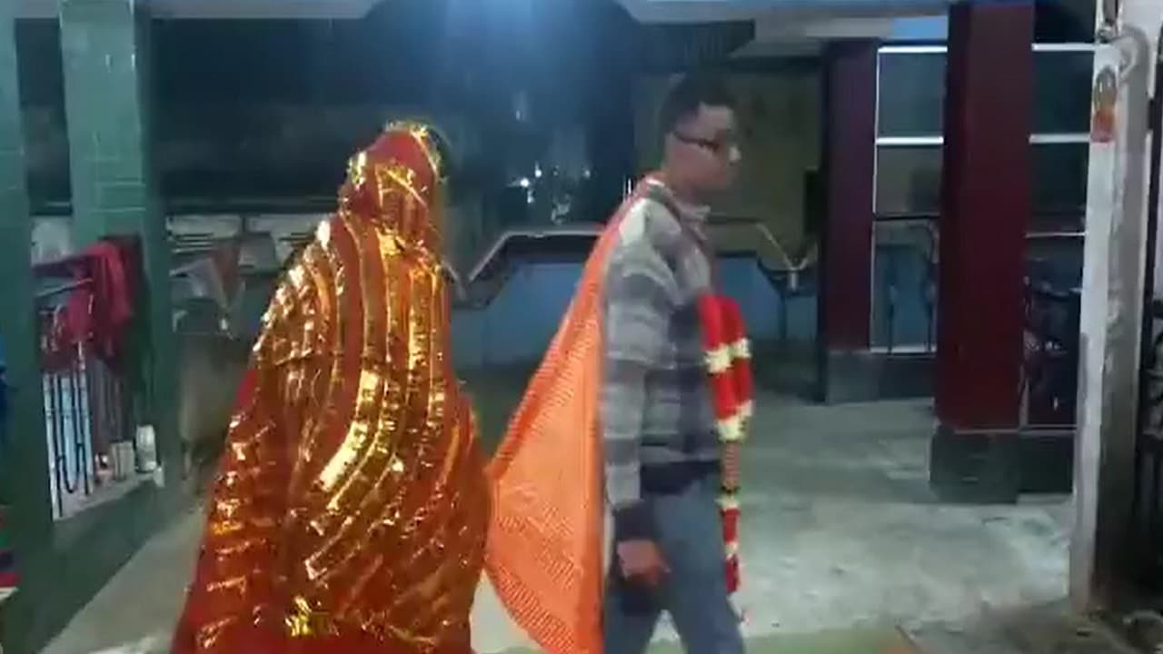 Bihar: 42 साल के गुरूजी ने 20 वर्ष की छात्रा से की शादी,लोगों ने कहा-मटुकनाथ पार्ट टू, देखें वायरल वीडियो