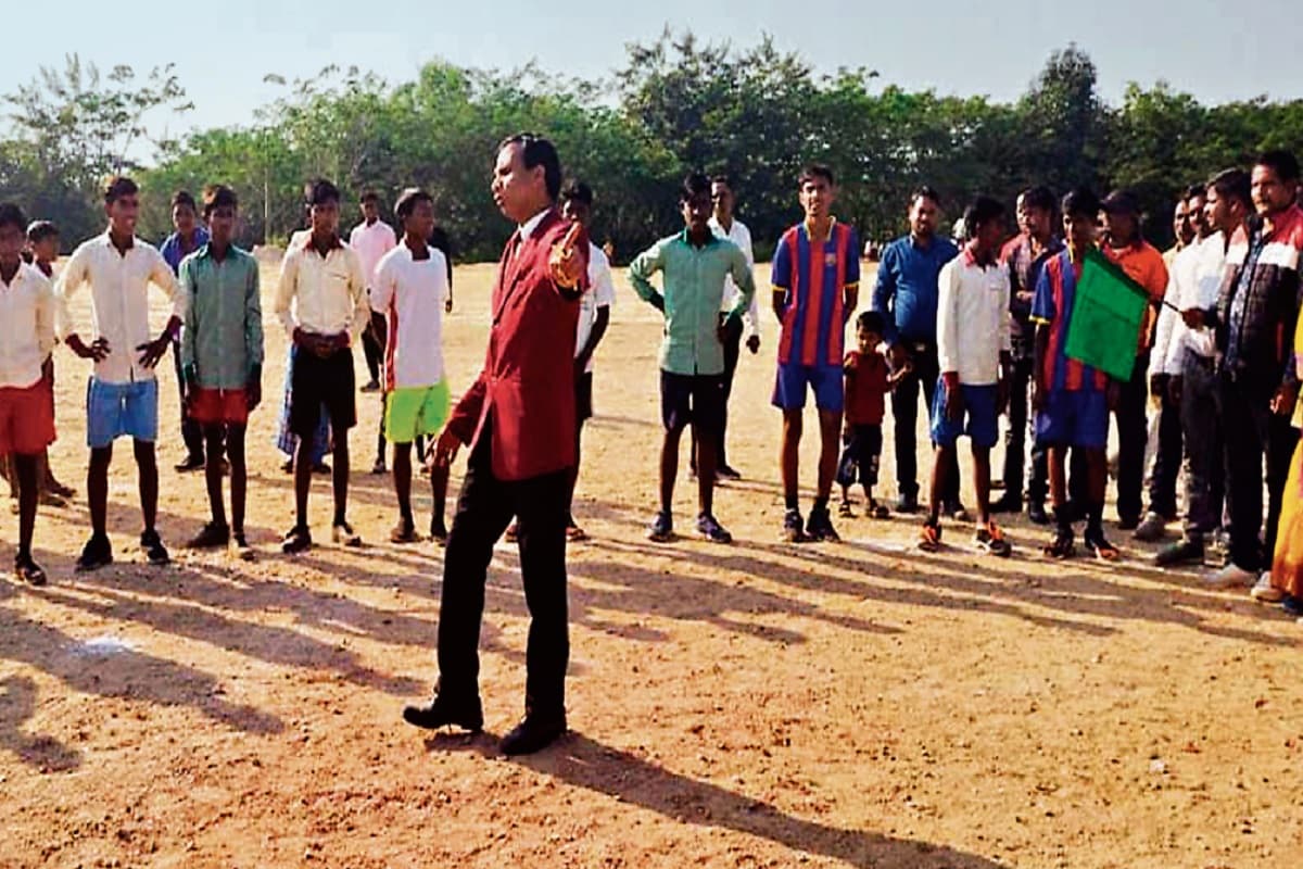 Jharkhand News: शिक्षक बिनेश्वर कुमार ने पुरस्कार राशि से बनाया खेल का मैदान, जानें कौन हैं वो