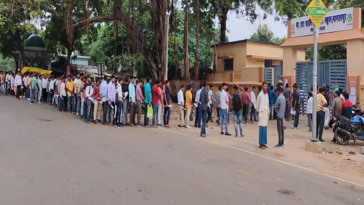 PHOTOS: बिहार के भागलपुर में शिक्षक भर्ती परीक्षा की देखें तस्वीर, एग्जाम सेंटरों पर लगी लंबी कतार..