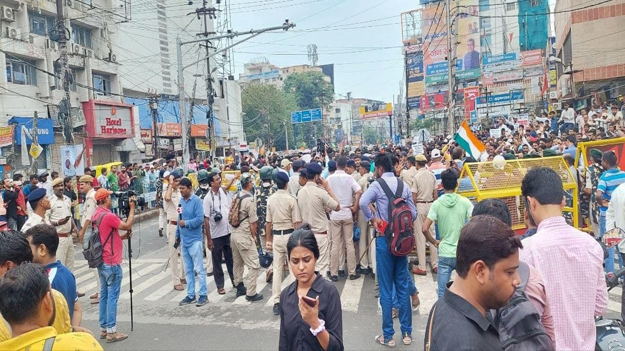 पटना की सड़कों पर उतरे शिक्षक अभ्यर्थियों पर  लाठीचार्ज, डोमिसाइल नीति हटाने पर राजधानी में मचा बवाल