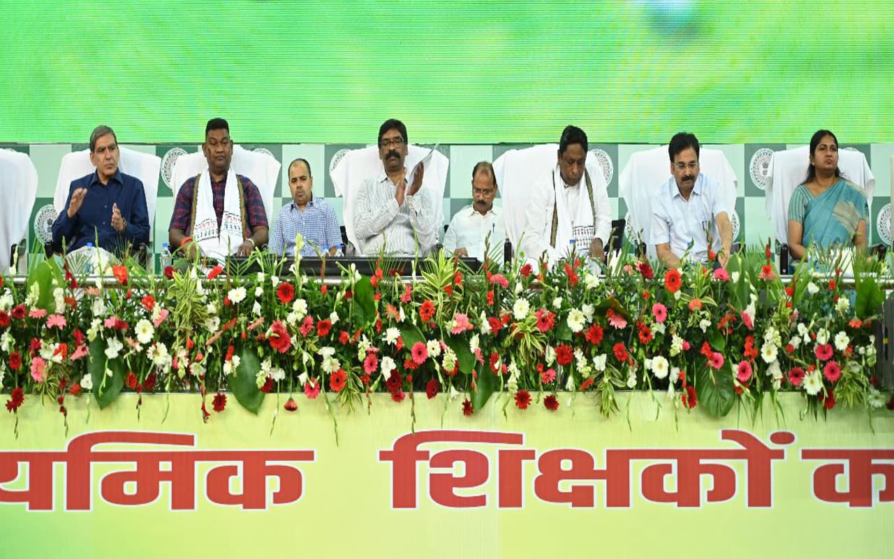 Photos: झारखंड में 3469 युवा बने शिक्षक, सीएम हेमंत बोले- बच्चों के भविष्य को निखारने में लगी है सरकार