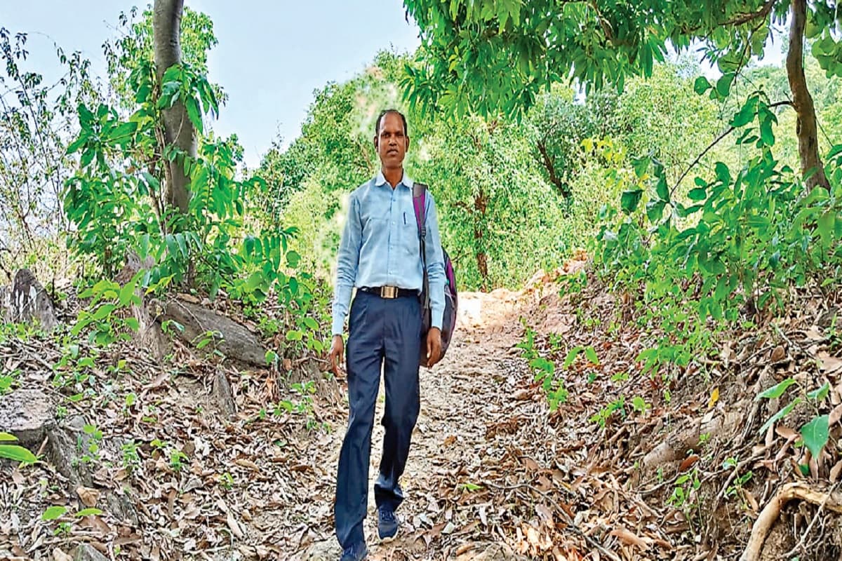 बाजारवाद के दौर में झारखंड के ये शिक्षक हैं मिसाल, बच्चों को पढ़ाने के लिए रोजाना पहाड़ चढ़कर जाते हैं स्कूल
