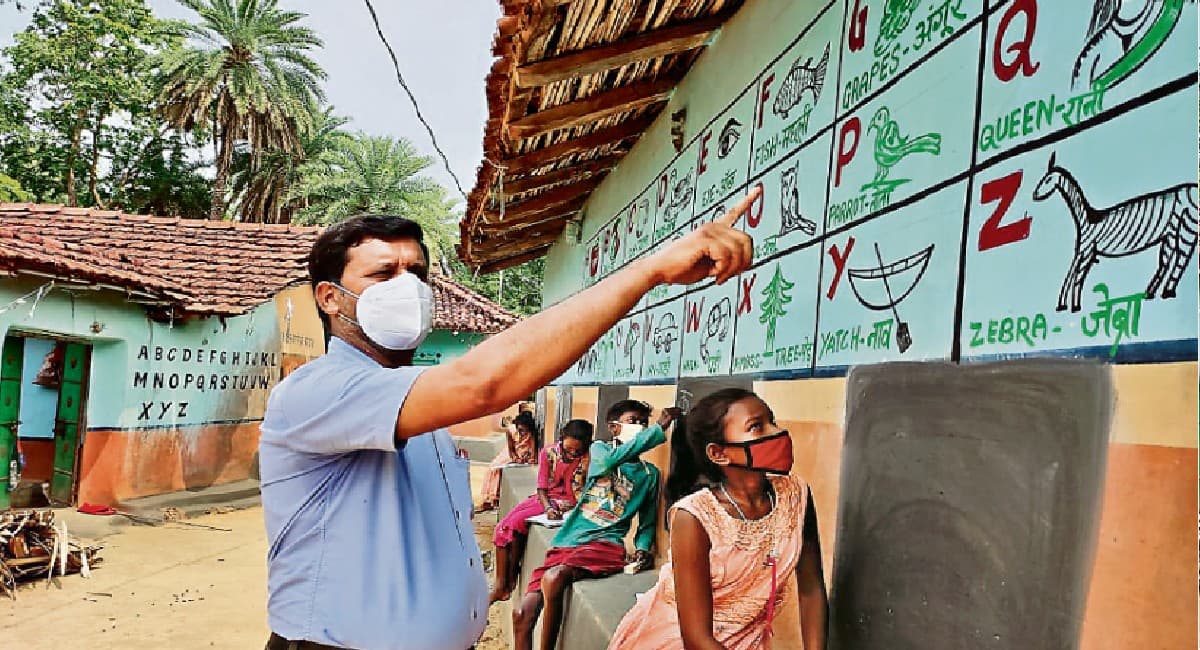 दुमका के टीचर सपन कुमार ने गांव को क्लासरूम व मिट्टी की दीवारों को ब्लैकबोर्ड में बदला, PM- CM से मिली सराहना