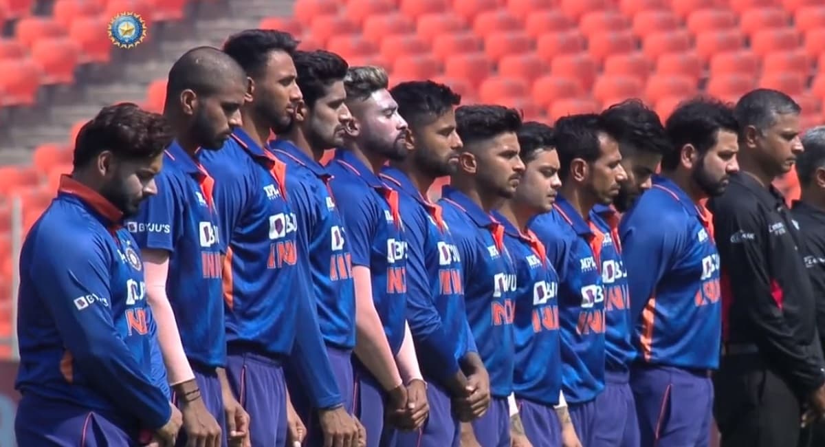 Lata Mangeshkar Death: टीम इंडिया ने लता मंगेशकर को दी श्रद्धांजलि, काली पट्टी बांध मैदान पर उतरे खिलाड़ी