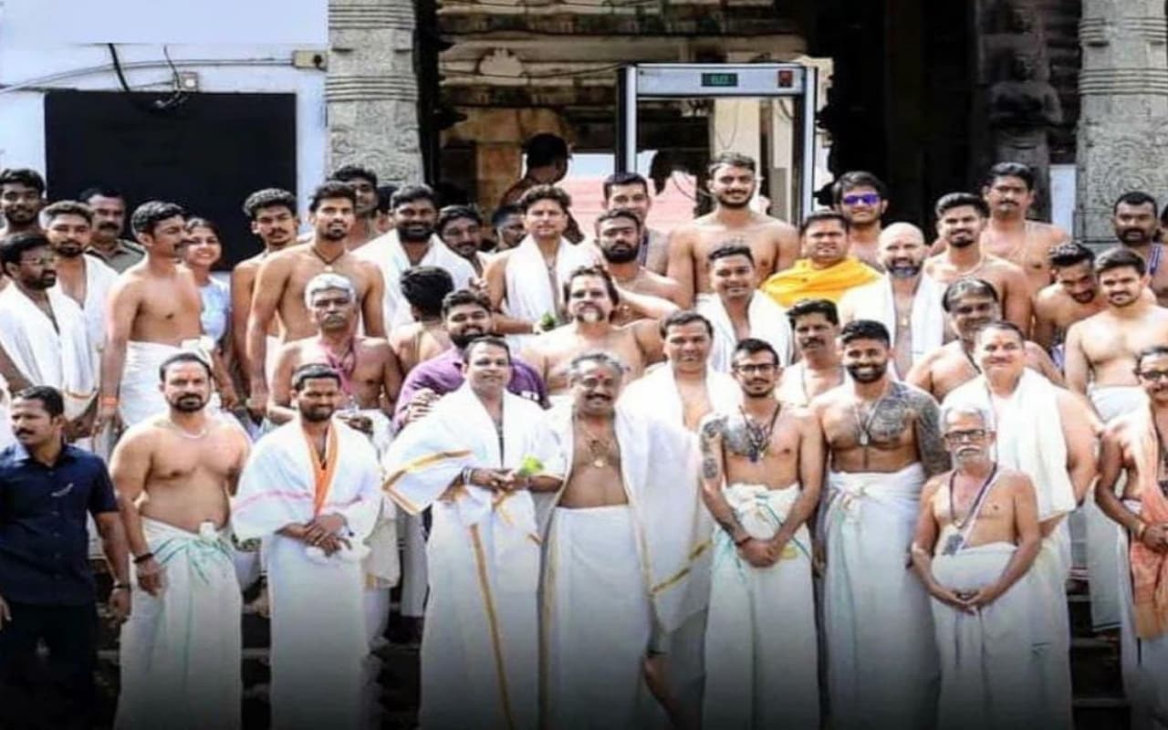 IND vs SL: तीसरे वनडे से पहले पद्मनाभस्वामी मंदिर पहुंचे भारतीय खिलाड़ी, भगवान से लिया आशीर्वाद