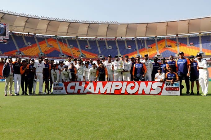 IND vs SL: बेंगलुरु पहुंची टीम इंडिया, ऋषभ पंत ने हवा में मारी आंख, तो विराट कोहली का आया ऐसा रिएक्शन
