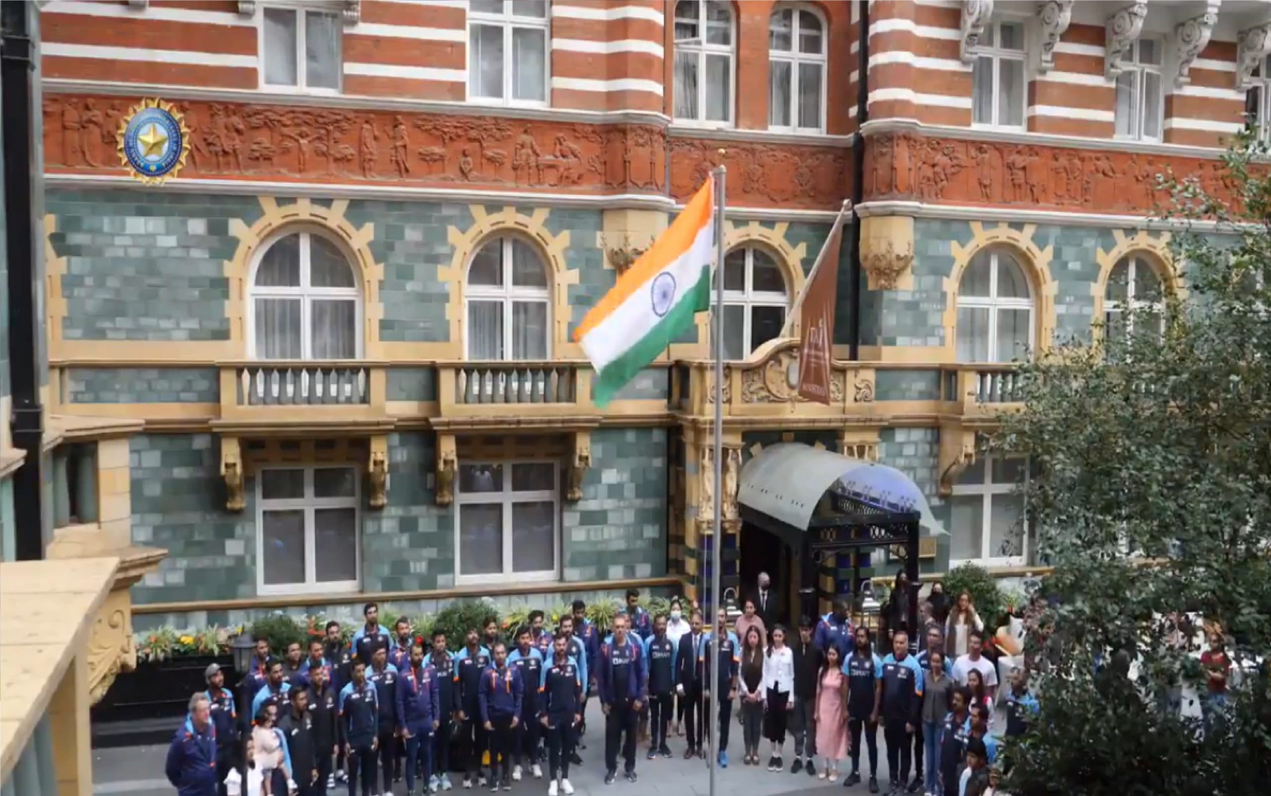 IND vs ENG: विराट कोहली ने इंग्लैंड में फहराया तिरंगा, कोच रवि शास्त्री के साथ पूरी टीम थी मौजूद, Watch VIDEO