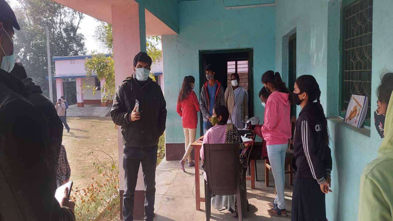 Corona Vaccine news: 15 प्लस कोरोना वैक्सीनेशन में आयी तेजी, कोडरमा में 50 फीसदी किशोरों को लगा पहला डोज