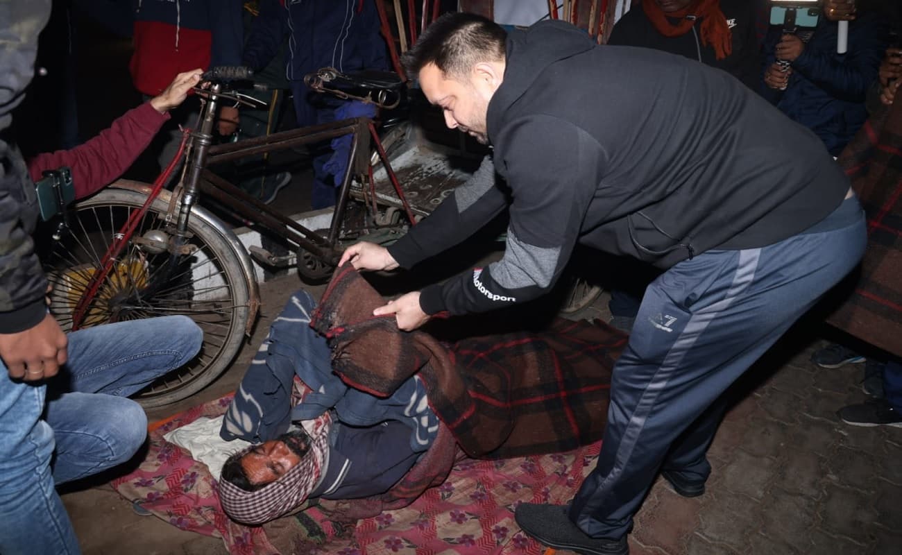 पटना की सड़कों पर आधी रात उतरे तेजस्वी यादव ने बांटे कंबल, लोगों की समस्याओं के समाधान का दिया निर्देश