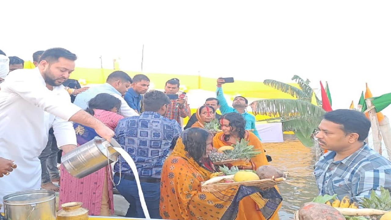 Tejashwi Yadav उगते सूरज को अर्घ्य देने पहुंचे गंगा घाट, ऐसे बढ़ाया व्रतियों का उत्साह