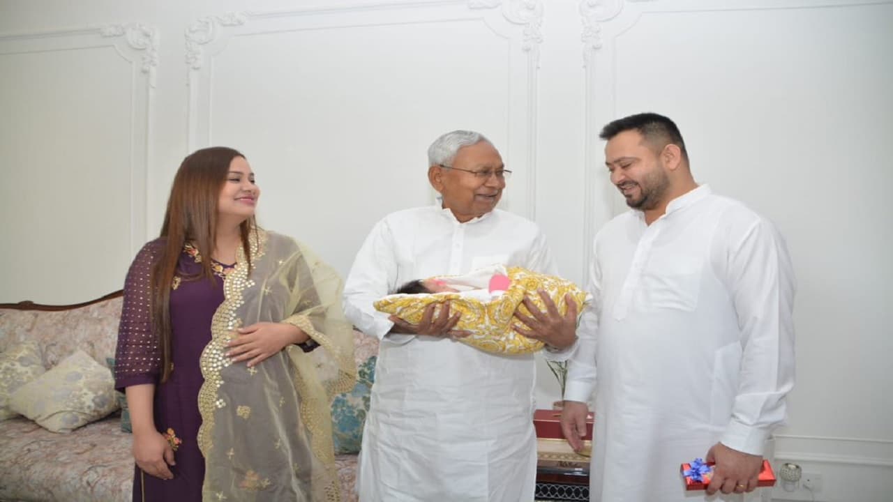 PHOTOS: लालू की पोती को गोद में लिए नीतीश कुमार, क्या दिए तोहफा? तेजस्वी और राजश्री के साथ तस्वीरें देखें..