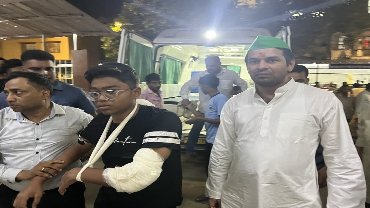 PHOTOS: तेज प्रताप यादव ने जख्मी छात्र को देखकर रोकी गाड़ी, देर रात साथ गए अस्पताल, देखिए तस्वीरें..