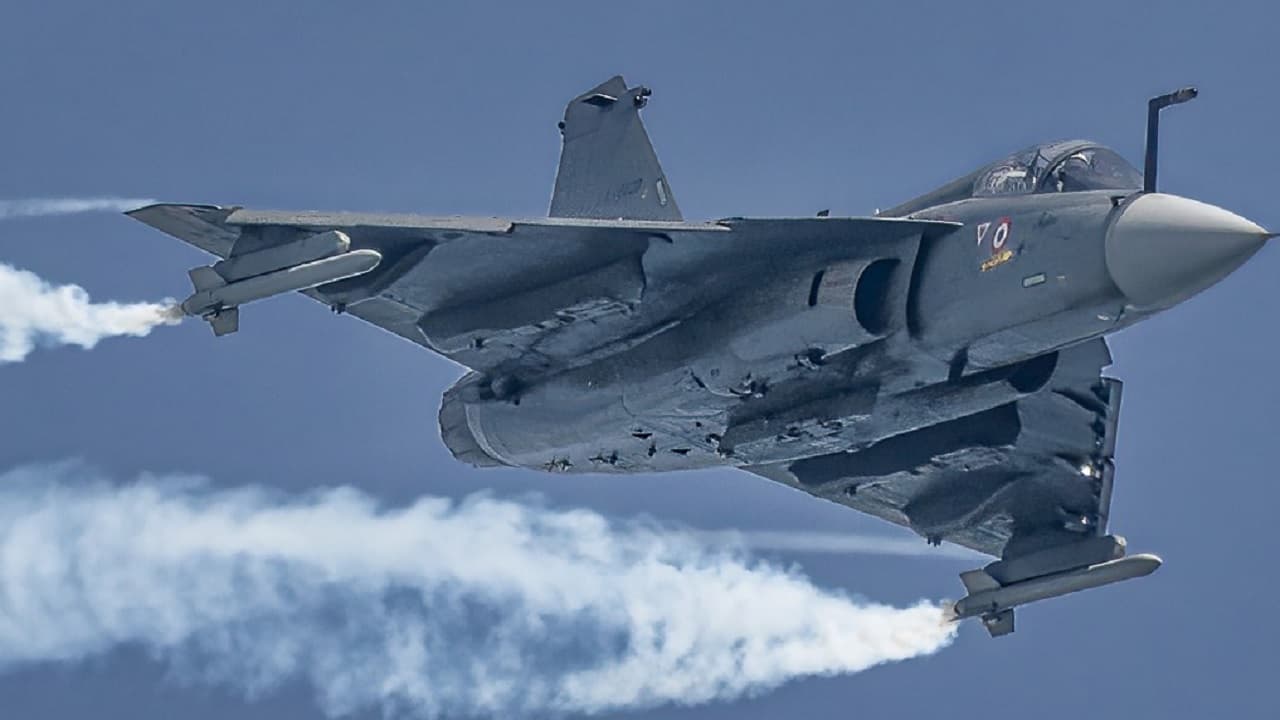 Explainer: जानिए अपनी किन खूबियों के कारण अन्य देशों के लड़ाकू विमानों से सर्वश्रेष्ठ साबित हुआ तेजस