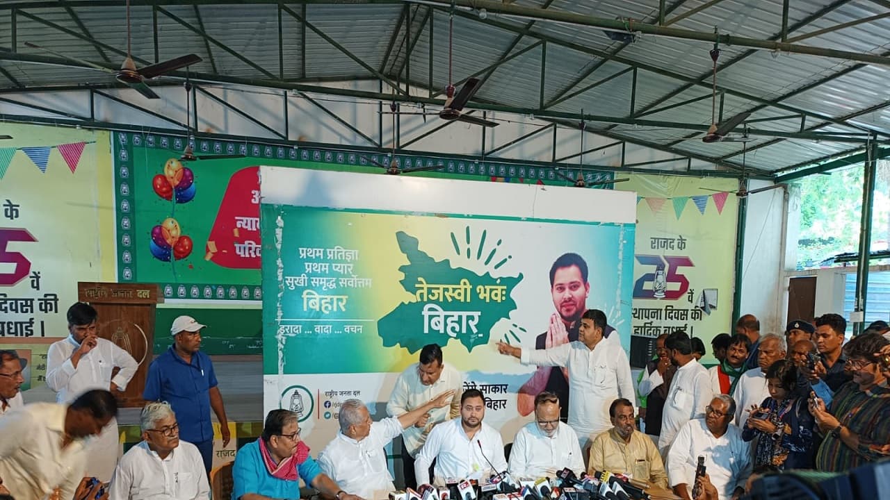 तेजस्वी यादव ने महागठबंधन की सरकार को जंगलराज कहने पर BJP को लपेटा, शायराना अंदाज में दिया जवाब