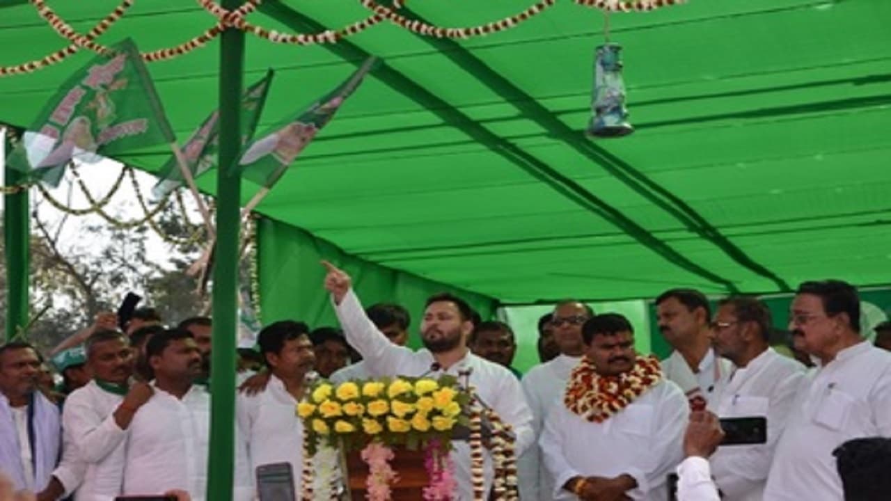 तेजस्वी यादव ने प्रचार के दौरान मंच पर किसे कहा- आपकी जरुरत नहीं, दीमक बताकर दे दी ये चेतावनी…