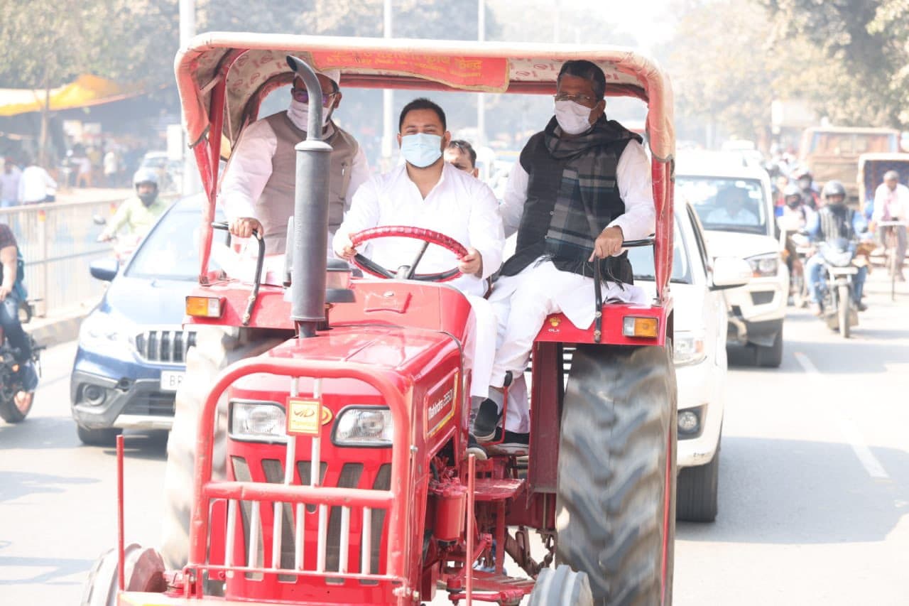 Bihar Budget Session: ट्रैक्टर चला कर विधानसभा पहुंचे Tejashwi Yadav, मैट्रिक परीक्षा पेपर लीक को लेकर सदन में जबरदस्त हंगामा