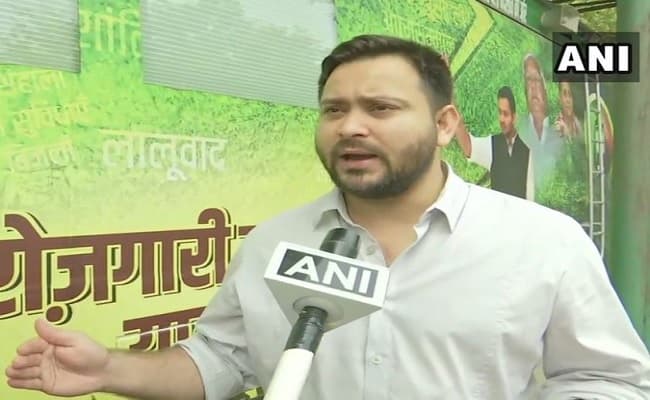 तेजस्वी की अपील पर लालटेन और मोमबत्तियां जलाकर राजद ने जताया सांकेतिक विरोध