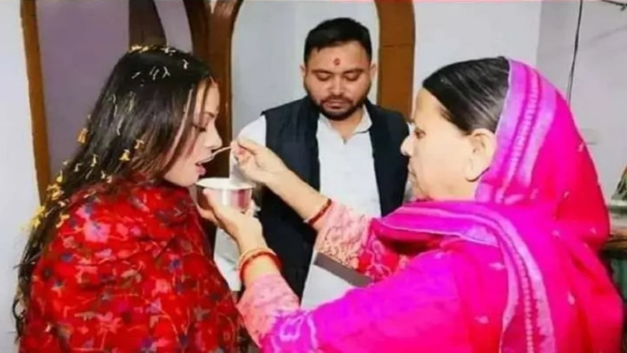 लालू यादव बने दादा, तेजस्वी-राजश्री की बेटी की PHOTOS देखें , पहली झलक आ गयी है सामने..