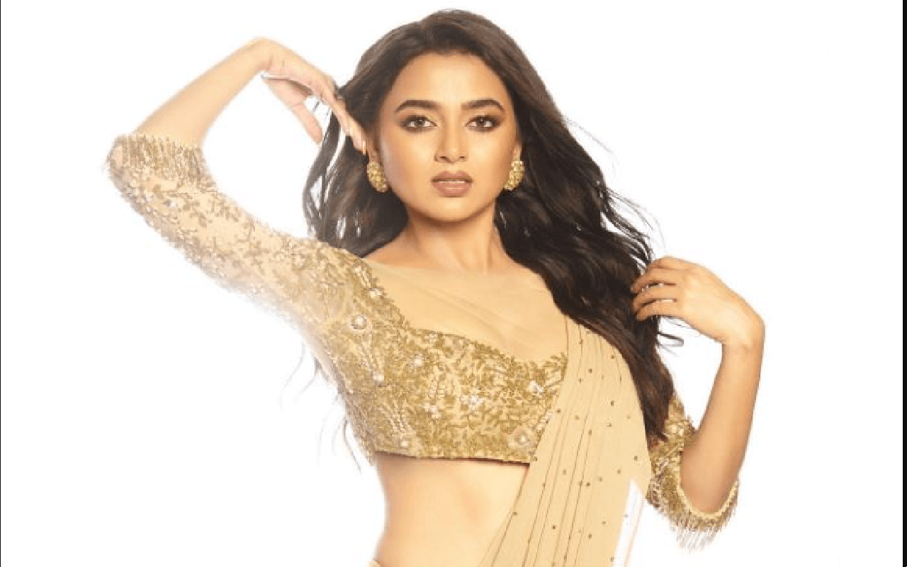 तेजस्वी प्रकाश ने साड़ी में दिखाया किलर अंदाज, फैंस ने कमेंट में लिखा- आप पर से नजरें हटाना मुश्किल…