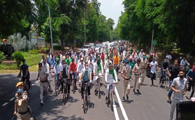 तेजस्वी व तेजप्रताप ने साइकिल चलाकर किया पेट्रोल- डीजल की बढ़ती कीमतों का विरोध, आरजेडी आज मना रही 24वां स्थापना दिवस