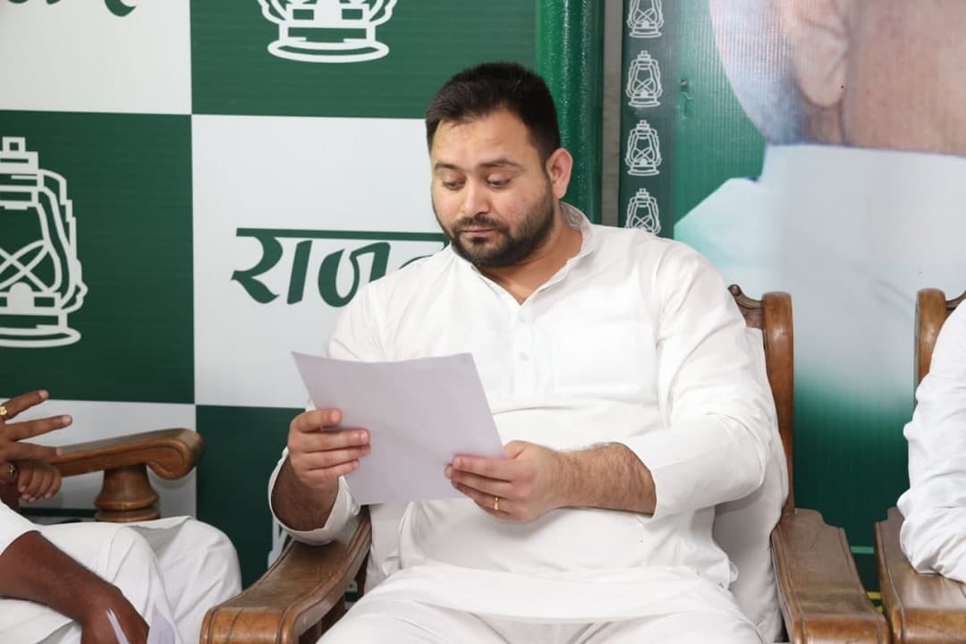 राजद में नीतिगत निर्णय के लिए तेजस्वी को किया गया अधिकृत, विधानमंडल दल की बैठक में मिली जिम्मेदारी