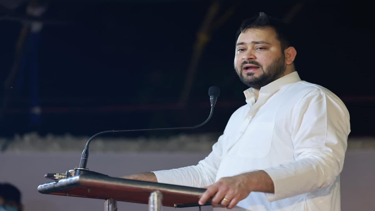 तेजस्वी यादव ने सरकार पर लगाए गंभीर आरोप, कहा देश की आय बढ़ाने की बजाय संपत्ति बेच रही सरकार