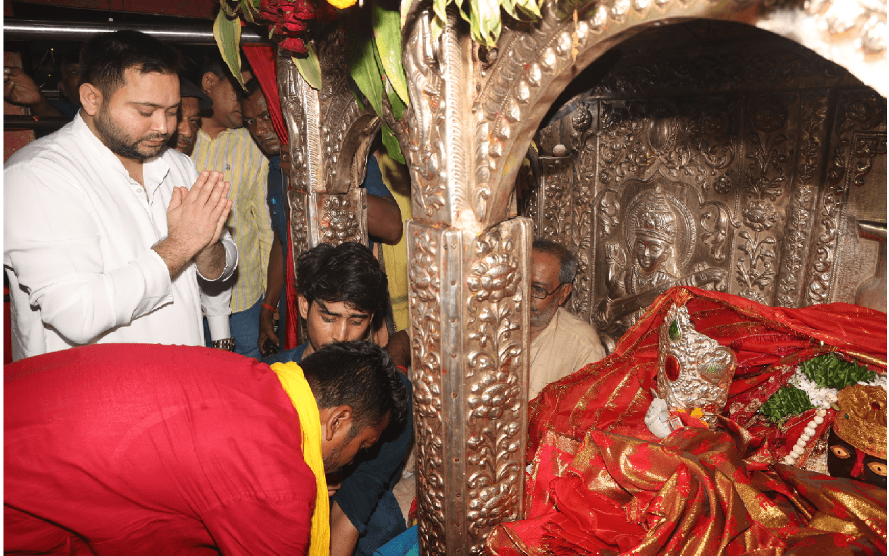 Durga puja 2022 : शीतला माता के दर्शन करने पहुंचे तेजस्वी यादव, यहां देखें तस्वीरें