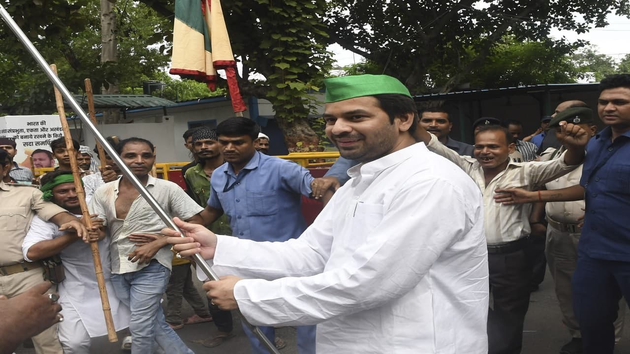 PHOTOS: मुहर्रम जुलूस में लाठी भांजते तेज प्रताप यादव, राबड़ी आवास पर करतब देखते लालू यादव की तस्वीरें देखें..