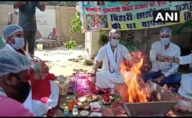 Lockdown Update : दूसरे राज्यों में फंसे बिहार के छात्रों और मजदूरों को वापस बुलाने के लिए तेजप्रताप ने कराया ‘सद्बुद्धि महायज्ञ’