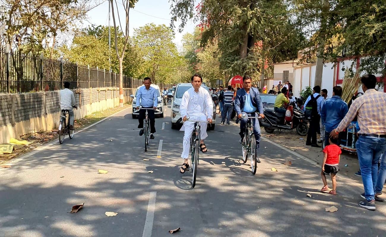 Video : साइकिल से बिहार विधानसभा पहुंचे मंत्री तेजप्रताप यादव, बोले- पर्यावरण बचाना है, तो साइकिल चलाना है
