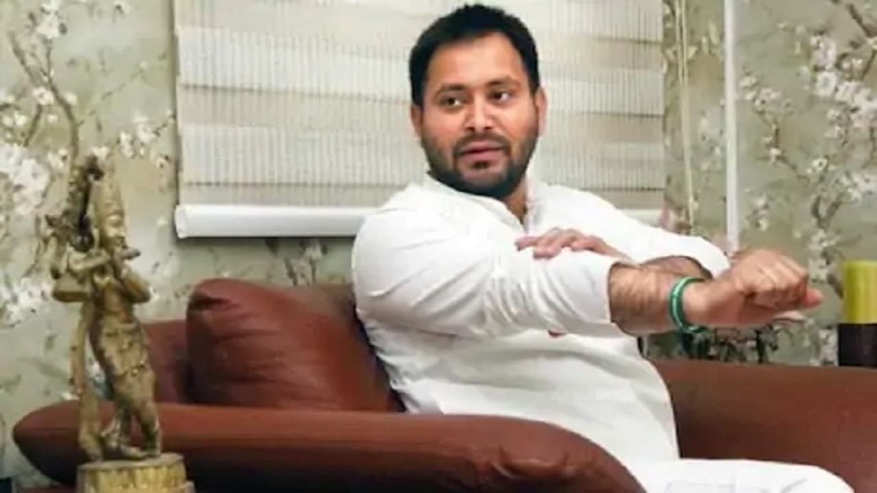 PMCH में तेजस्वी यादव का स्थायी बहाली को लेकर नर्सों ने किया घेराव, उपमुख्यमंत्री ने कही ये बड़ी बात