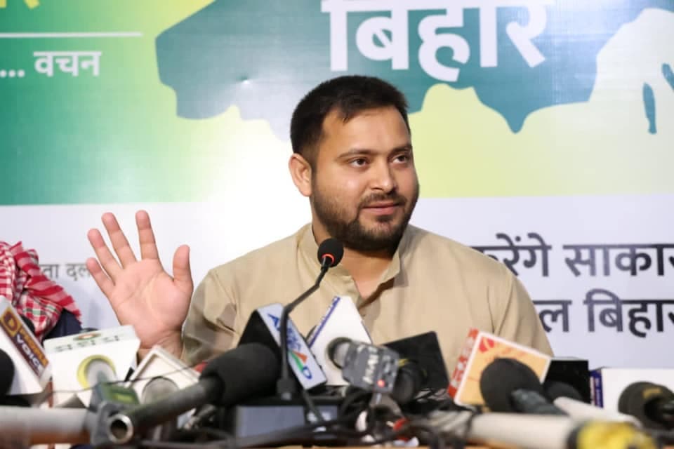 तेजस्वी यादव दिल्ली के लिए रवाना, लेंगे पिता का आशीर्वाद और बंधवायेंगे बहन से राखी