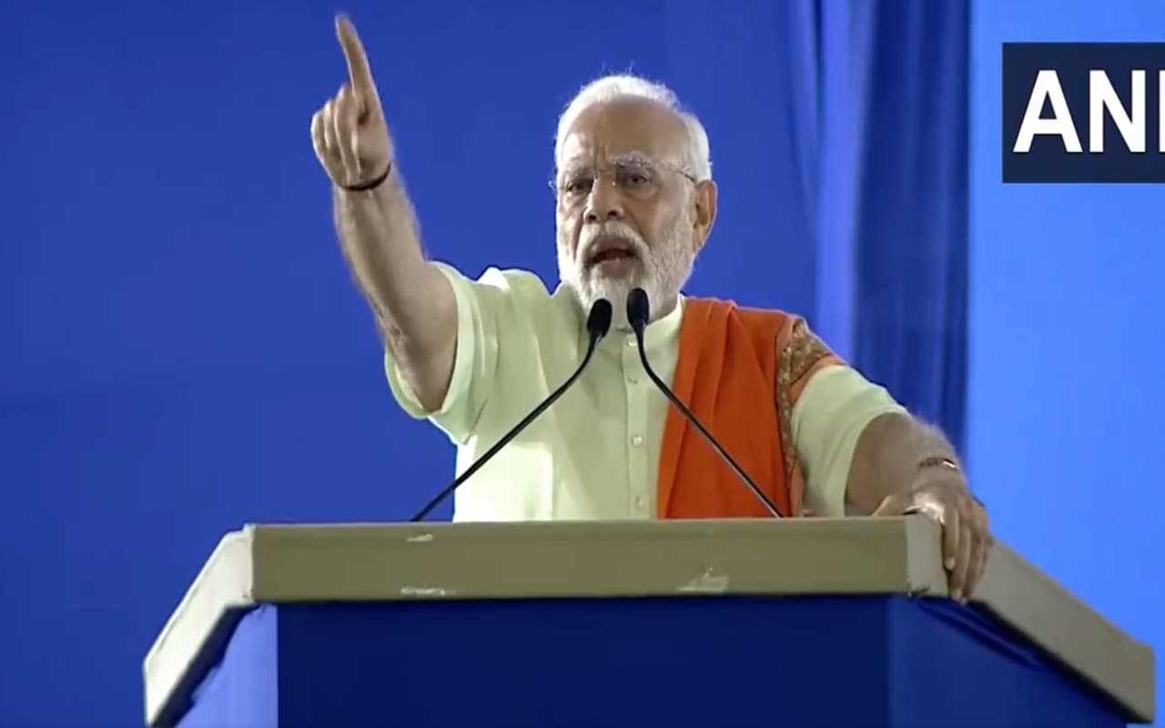 'बेटी नीचे आ जाओ...', पीएम मोदी की चुनावी सभा में खंभे पर चढ़ गई लड़की, प्रधानमंत्री को रोकना पड़ा भाषण!