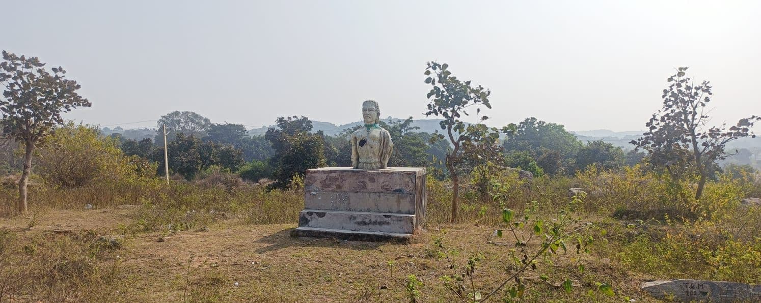बदहाली में जी रहे शहीद तेलंगा खड़िया के वंशज, गोद लेने के बाद भी नहीं बदली तस्वीर, शुद्ध जल तक नसीब नहीं